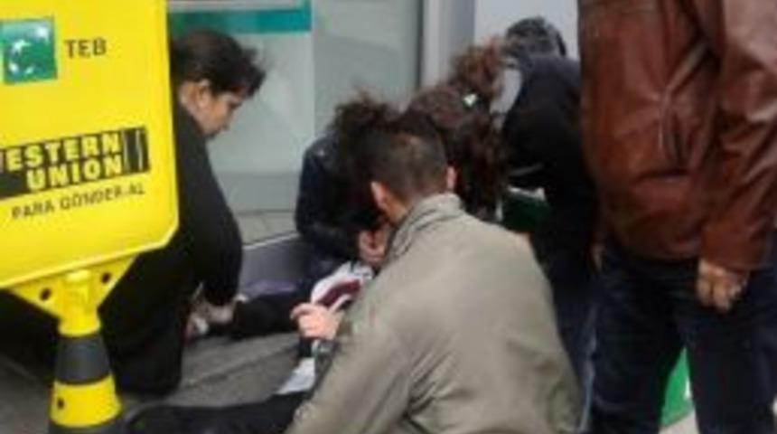 Gen&ccedil; Kız Yolda Y&uuml;r&uuml;rken Bayıldı