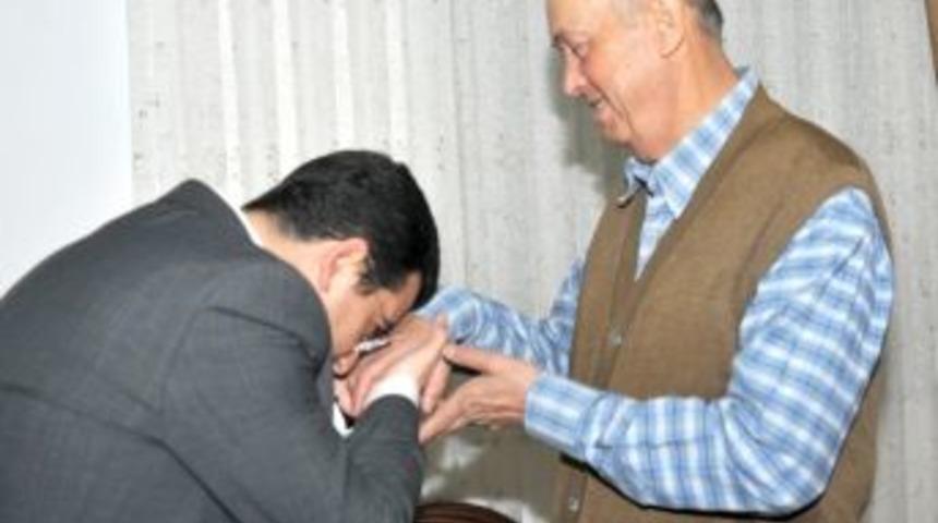 Başkan T&uuml;t&uuml;nc&uuml;&rsquo;den &Ouml;ğretmenine Anlamlı Ziyaret