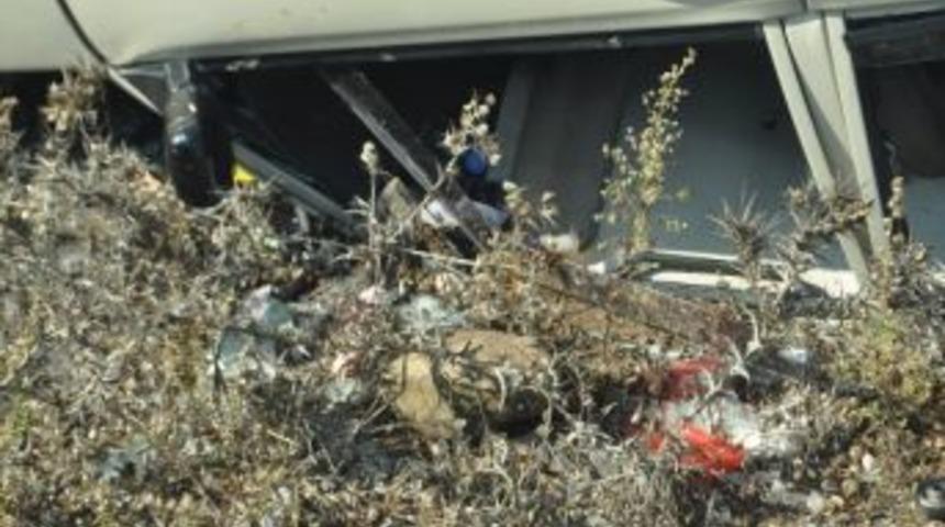 D&uuml;ğ&uuml;n Konvoyunda Kaza; 4 Yaralı