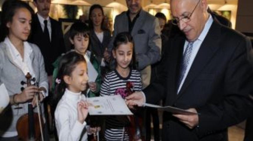 &Ouml;ğrencilerin G&ouml;z&uuml;nden 'd&uuml;nyada A&ccedil;lık'