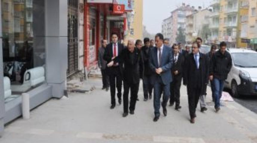 Belediye Başkanı &Ccedil;akır, Yol D&uuml;zenleme &Ccedil;alışmalarını İnceledi