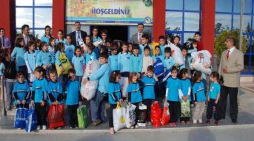 Minik Y&uuml;reklerden Suriyeli Sığınmacılara Kışlık Kıyafet Yardımı