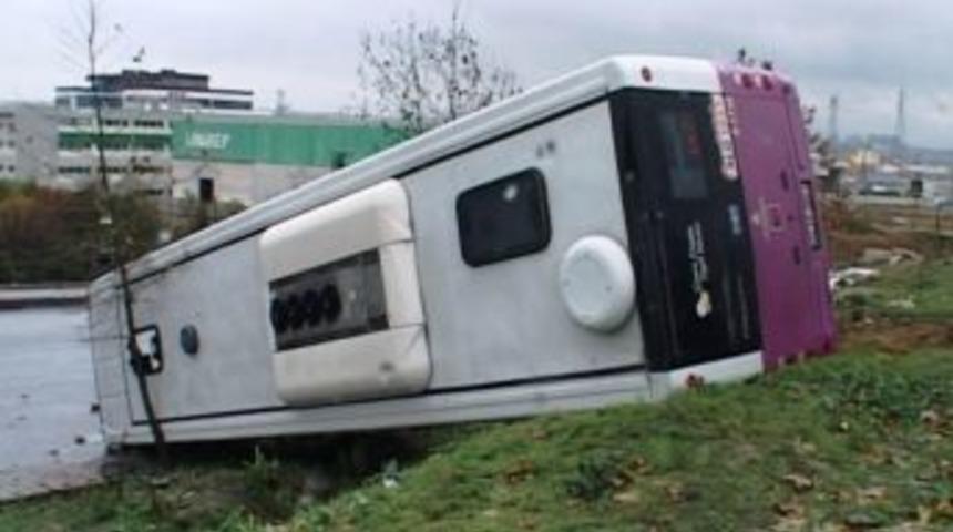 Otob&uuml;s Yoldan &Ccedil;ıktı: 6 Yaralı