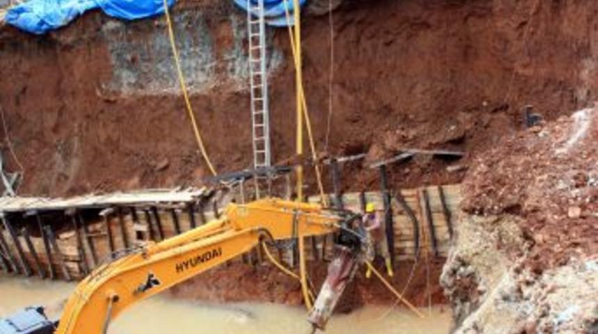 Otel Inşaatında G&ouml;&ccedil;&uuml;k: 2 Iş&ccedil;i Yaralandı