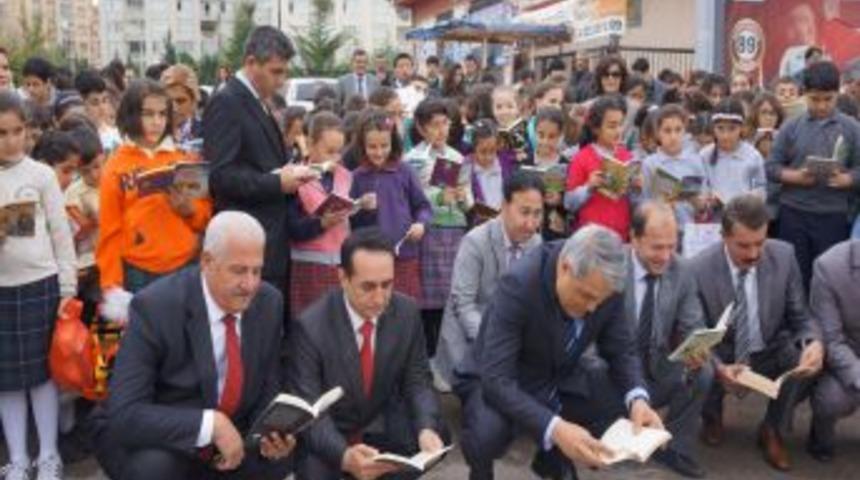 &Ouml;nce Okudular, Sonra Kitap Ve Oyuncaklarını Bağışladılar