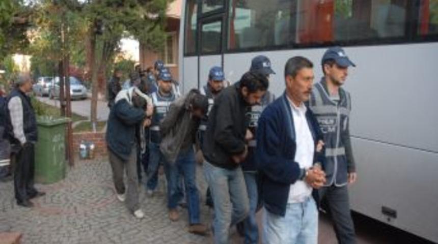 G&ouml;&ccedil;men Ka&ccedil;ak&ccedil;ılarının Şifresi: D&uuml;ğ&uuml;ne Gidecek Kızları Y&uuml;kledim