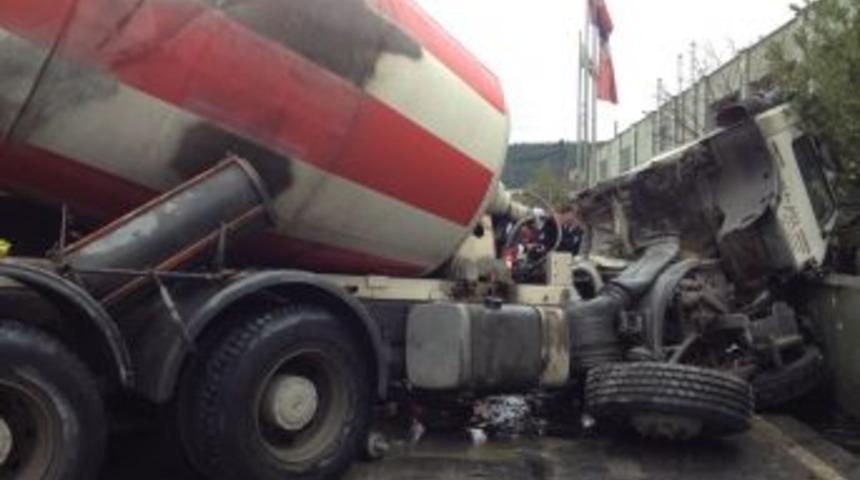 Beton Mikseri Ile Vidanj&ouml;r &Ccedil;arpıştı: 3 Yaralı