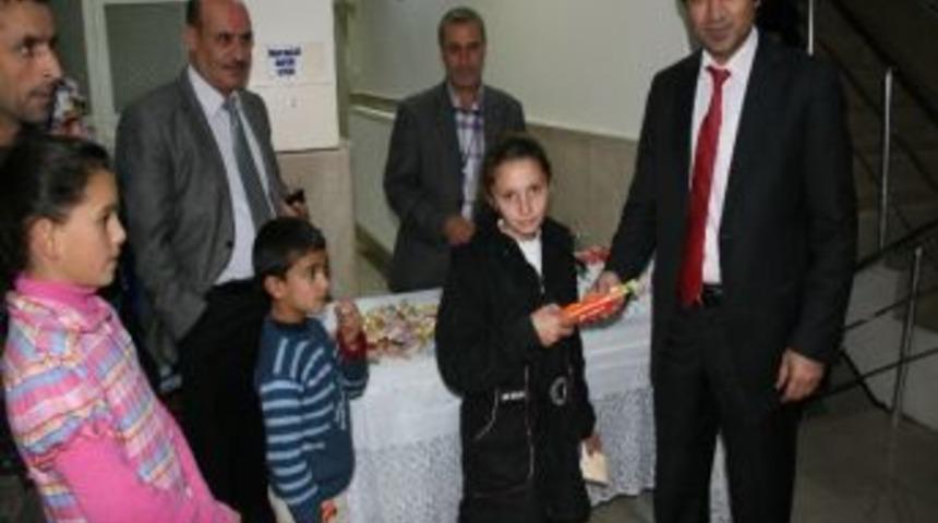 Iğdır&rsquo;da &Uuml;cretsiz Diş Macunu Ve Fır&ccedil;a Dağıtımı