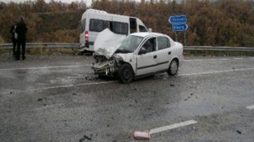 Tunceli'de Yolcu Minib&uuml;s&uuml; İle Otomobil &Ccedil;arpıştı,14 Kişi Yaralandı