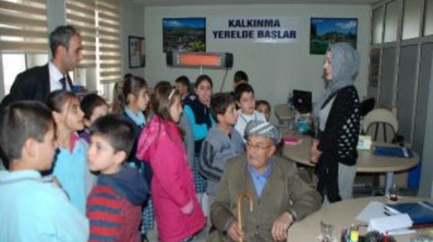 İlk&ouml;ğretim Okulu &Ouml;ğrencilerine Belediye Gezisi