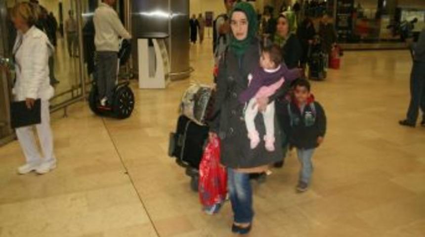 Bomba Paniği Yaşanan U&ccedil;aktaki Yolcular Didik Didik Arandı