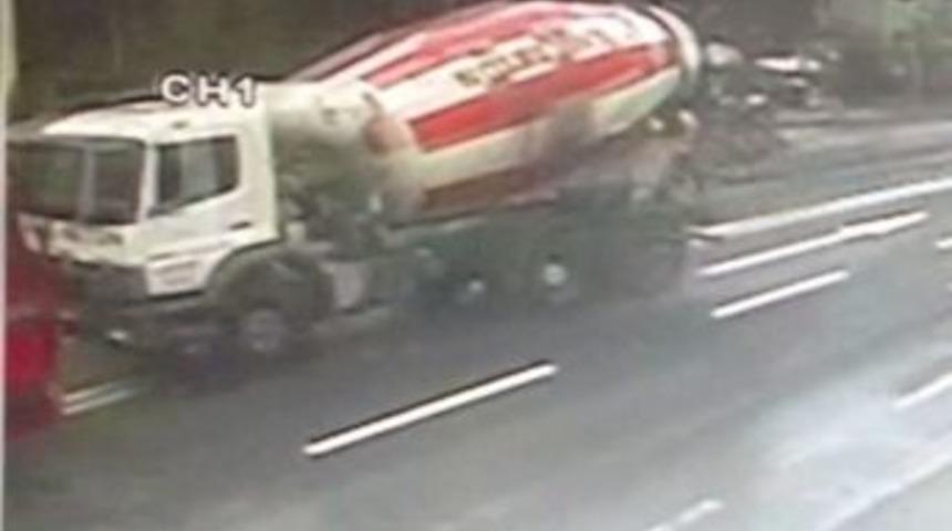 Beton Mikseri Ve Vidanjörün Çarpışması Kamerada