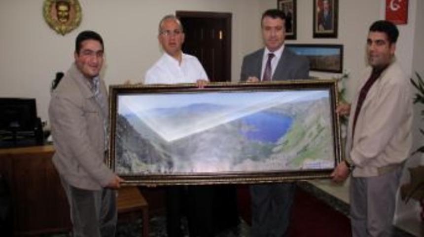 Ahlat Fotoğraf&ccedil;ılar Derneği Vali Yurdakul'u Ziyaret Etti