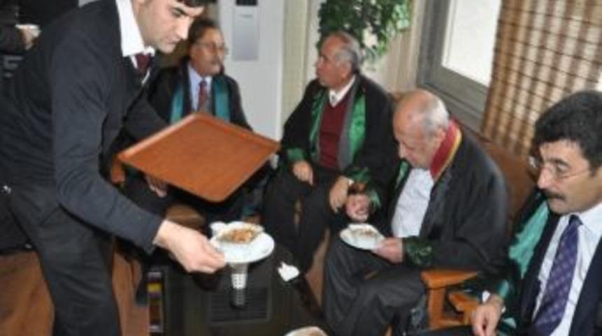 Aksaray'da Adliye &Ccedil;alışanlarına Aşure Dağıtıldı