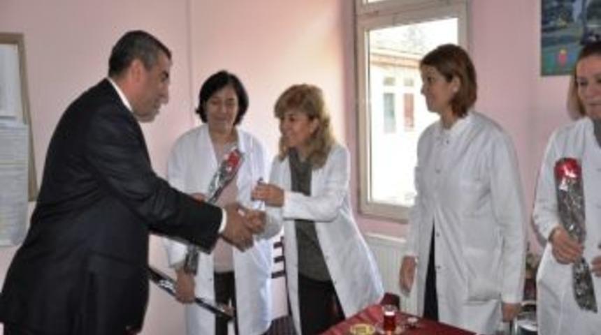 D&uuml;zce Gen&ccedil;lik Spor &Ouml;ğretmenler G&uuml;n&uuml;n&uuml; Karanfillerle Kutladı