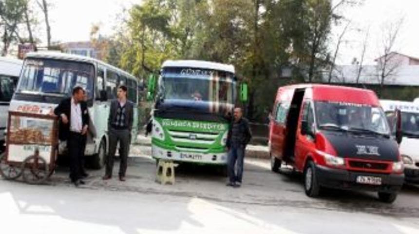 Yolcuları Otob&uuml;sden İndiriyorlar