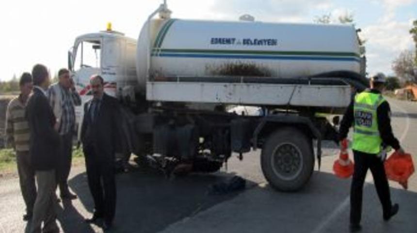 Motosiklet Vidanj&ouml;r&uuml;n Altına Girdi: Biri Ağır 2 Yaralı