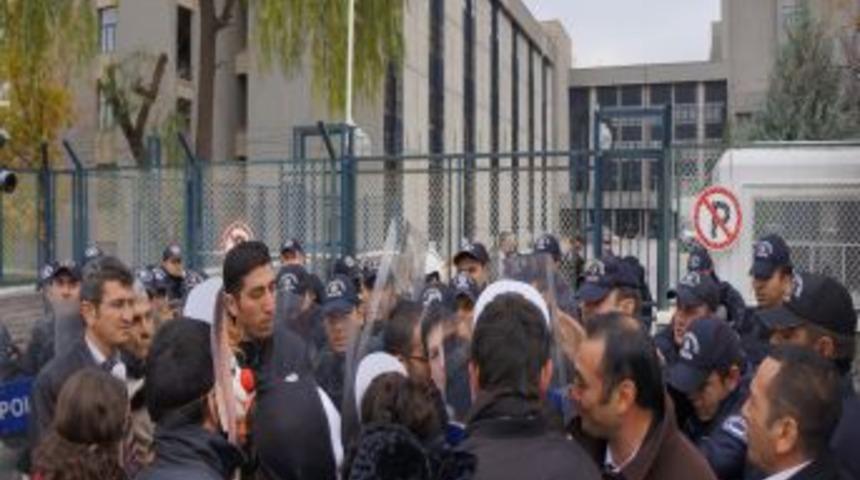 Maskeli Eylemciler Y&Ouml;K Binasına Girmek Isteyince Arbede &Ccedil;ıktı