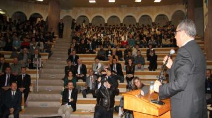 Alev Alatlı&rsquo;dan Gen&ccedil;lere: Facebook Ve Twitter'dan Uzak Durun