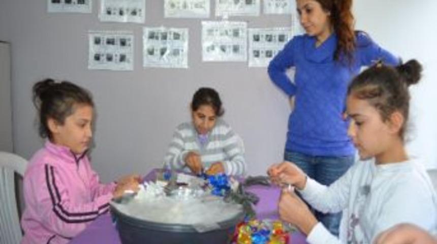 Kına Yaparak Har&ccedil;lık Kazanıyorlar