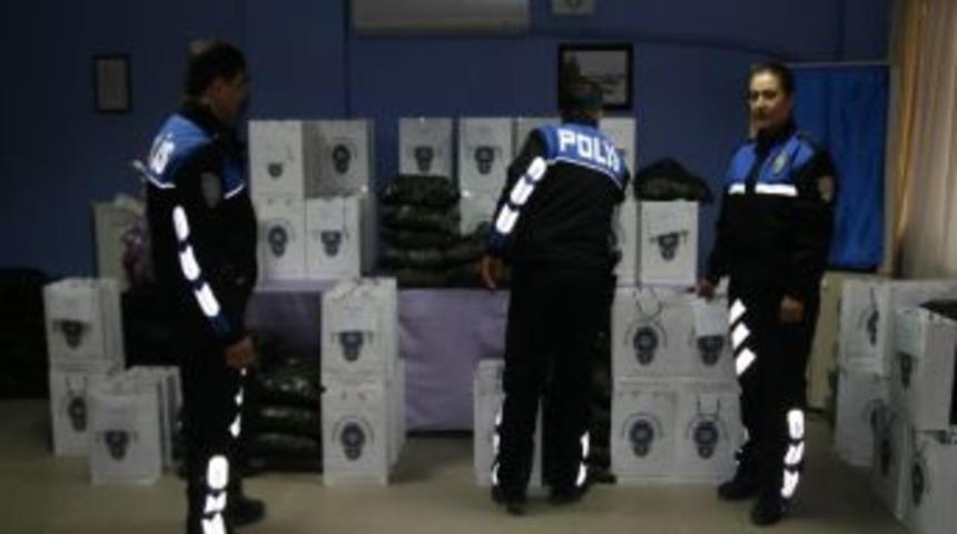 Karaman Polisi&rsquo;nden 228 &Ouml;ğrenciye Kaban Ve Bot Yardımı