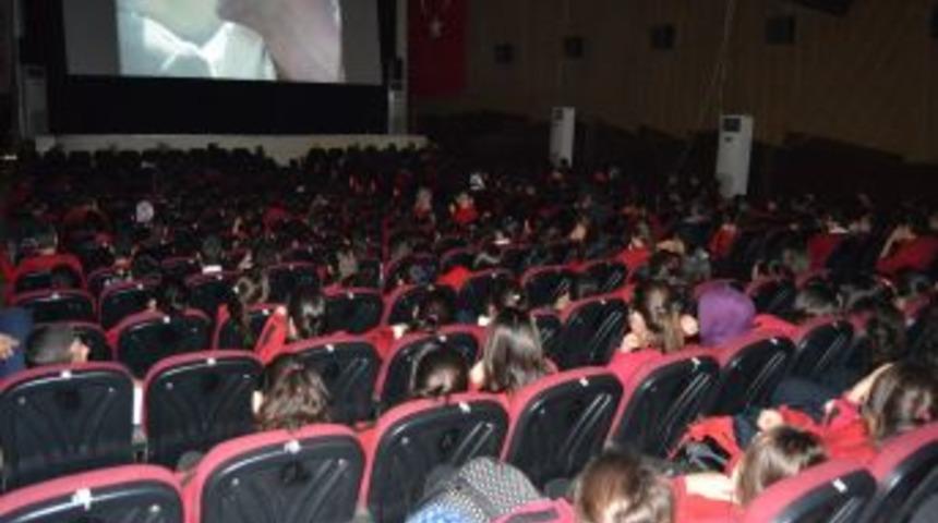 Lise &Ouml;ğrencilerinin Sinema Keyfi