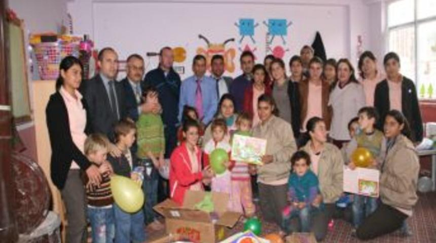 Liseli &Ouml;ğrencilerden K&ouml;y Okuluna Eğitim Yardımı