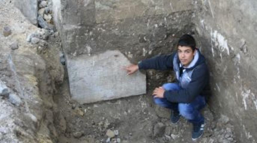 Tarsus&rsquo;ta Medrese Restorasyonunda Roma D&ouml;nemine Ait Kitabe Bulundu