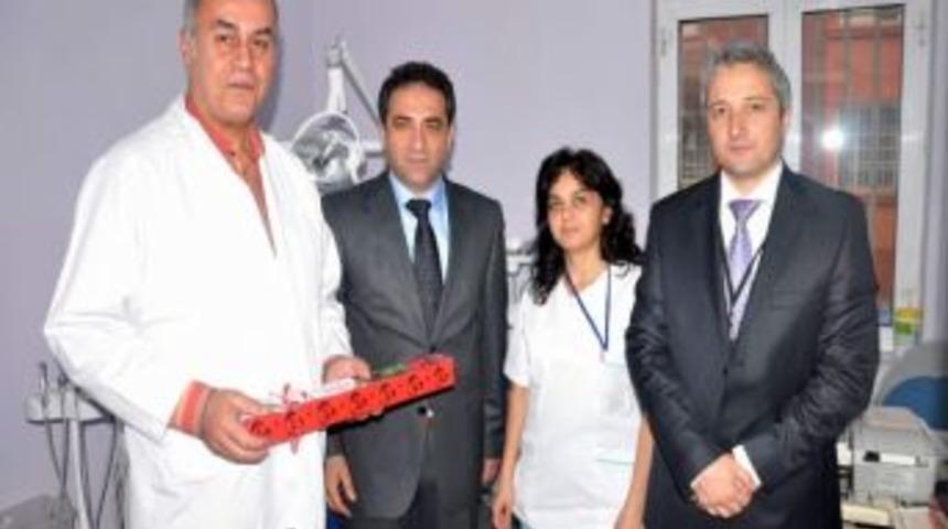 D&uuml;nya Diş Hekimleri G&uuml;n&uuml;nde Doktorlara &Ccedil;i&ccedil;ek