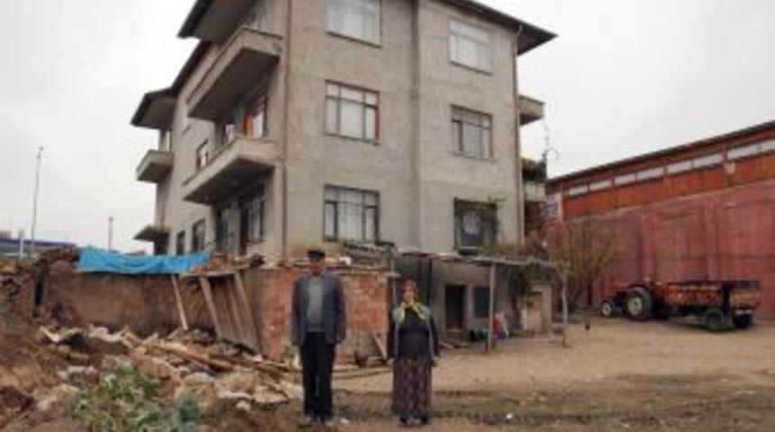 D&uuml;ğ&uuml;n Salonunu BİMER&rsquo;e Şikayet Ettiği I&ccedil;in Tandırlığının Yıkıldığını Iddia Etti