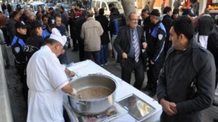 Kırklareli Emniyet M&uuml;d&uuml;rl&uuml;ğ&uuml;, Muharrem Ayı Dolayısıyla Vatandaşa Aşure Dağıttı