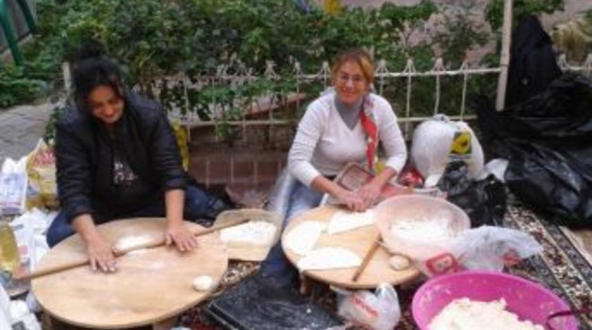 Edremit&rsquo;te Okul İhtiya&ccedil;ları İ&ccedil;in Kermes D&uuml;zenlediler