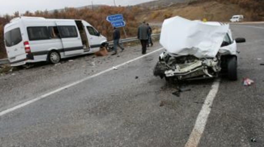 Tunceli Elazığ Yolunca Feci Kaza 16 Yaralı