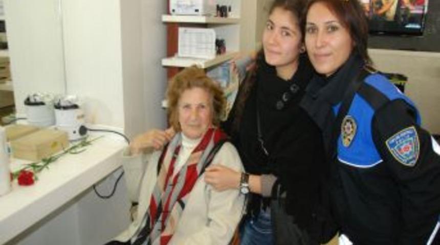 Polisten &Ouml;rnek Davranış: Dede, Nine, Torun Buluşması