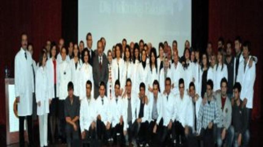 Diş Hekimleri Günü'nde Öğrenciler Törenle Beyaz Önlük Giydi