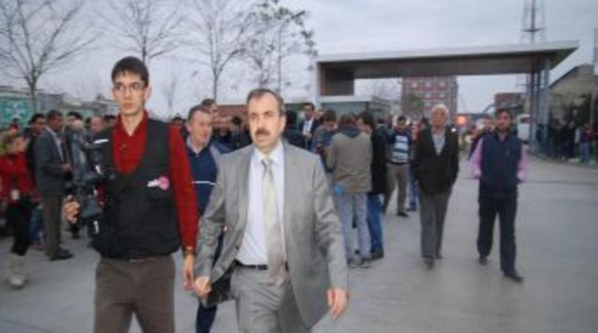 Yırtılan Kapak Iş&ccedil;ilerin &Uuml;zerine D&uuml;şm&uuml;ş