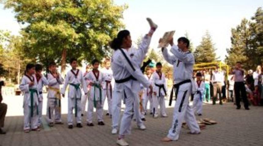 Taekwondocu G&uuml;la&ccedil;tı, T&uuml;rkiye Taekwondo Poomse Şampiyonasında Hakemlik Yaptı