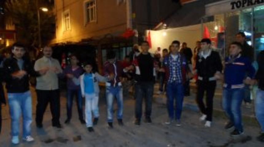 'Kınalı Kuzusunu' Askere K&uuml;rt&ccedil;e Şarkılarla Uğurladı