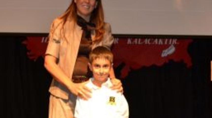 &Ouml;ğretmen Resmi &Ouml;d&uuml;l Getirdi