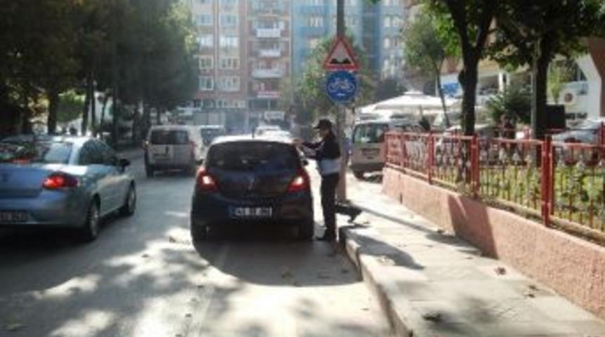 İzmit&rsquo;te Bisiklet Yolunu Kullanan Ara&ccedil;lara Yasal İşlem Yapılıyor
