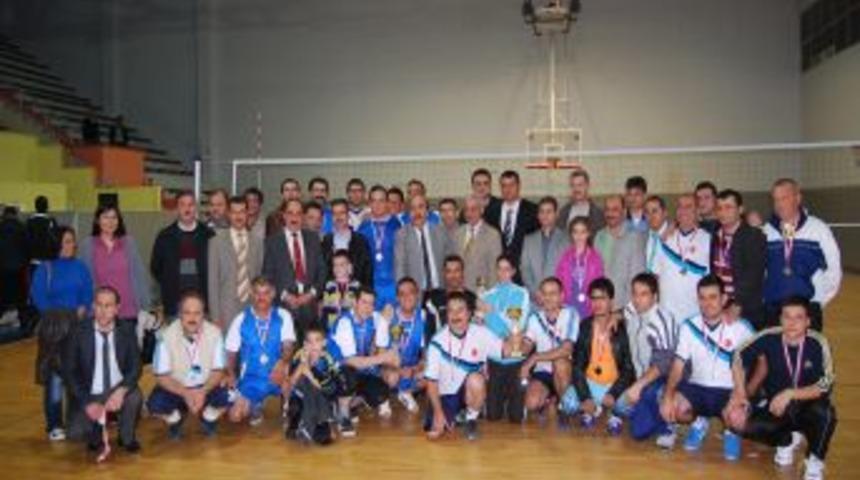 &Ouml;ğretmenler G&uuml;n&uuml; Voleybol Turnuvası Tamamlandı
