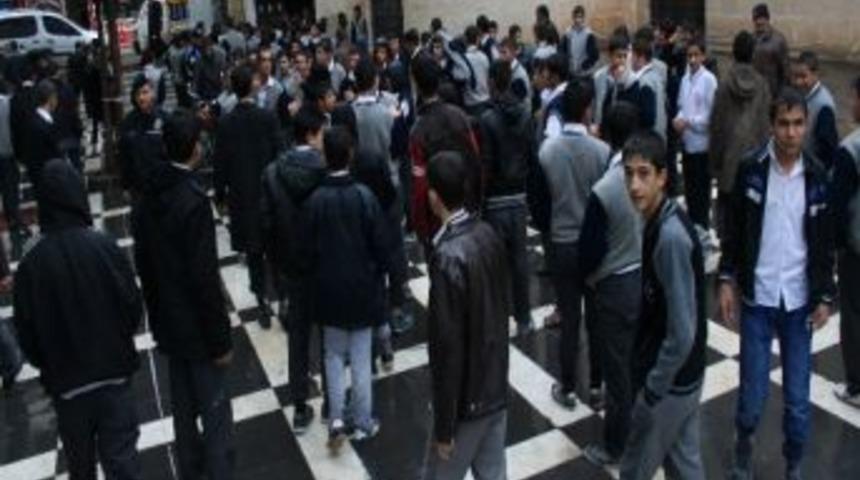 &Ouml;ğrencilerden Yağmur Altında &ldquo;yol&rdquo; Eylemi