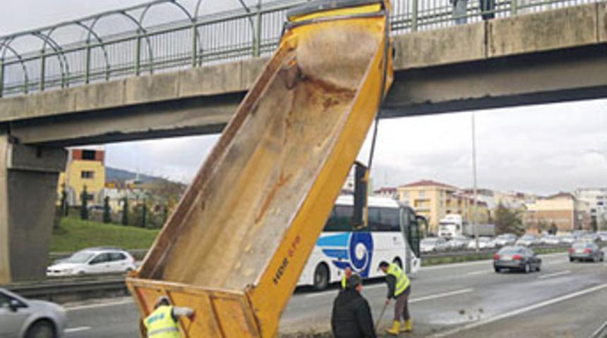 Kamyon &uuml;st ge&ccedil;ide &ccedil;ıktı!