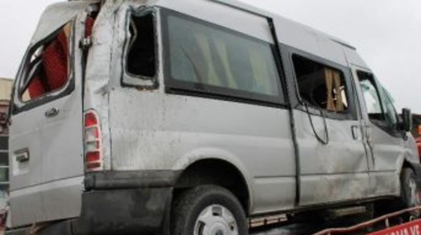 Akdağmadeni İl&ccedil;esinde &Ouml;ğrenci Servis Minib&uuml;s&uuml; Devrildi: 13 Yaralı