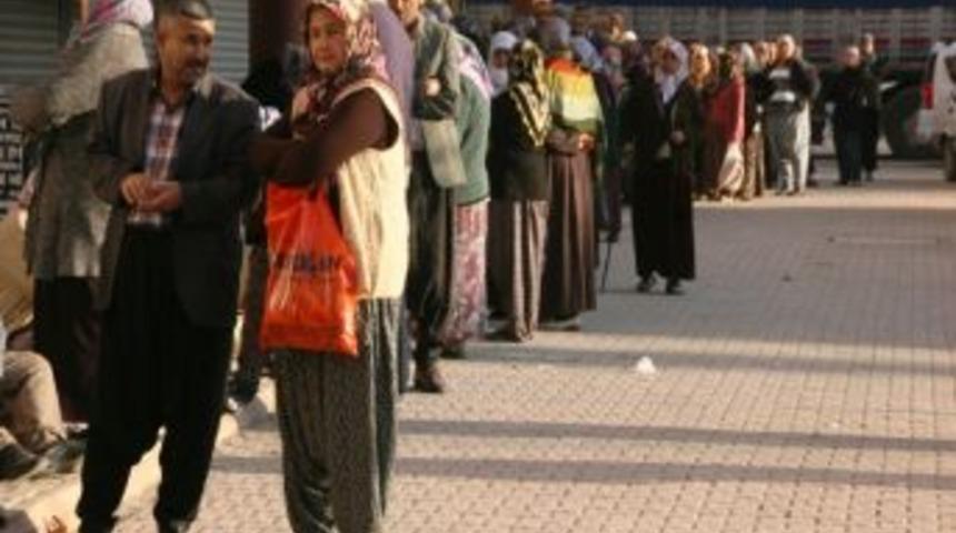 &Uuml;cretsiz Masaj İ&ccedil;in Sabaha Kadar Sırada Bekliyorlar