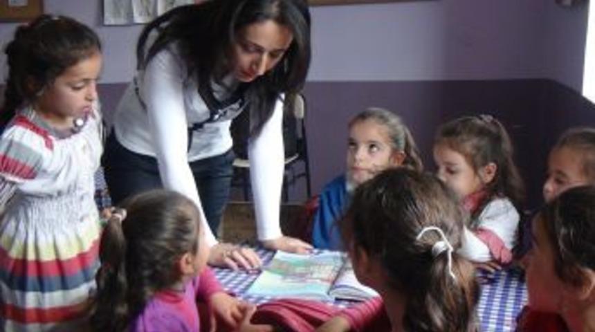 Doğunun Fedakar &Ouml;ğretmenleri: Zorlukları Sevgi Diliyle Aşıyoruz