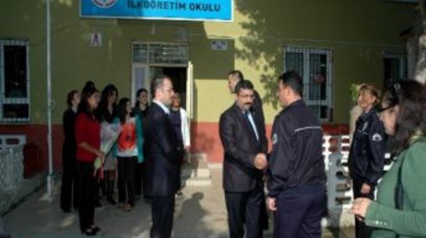 Polisten &Ouml;ğretmenlere &Ccedil;i&ccedil;ek