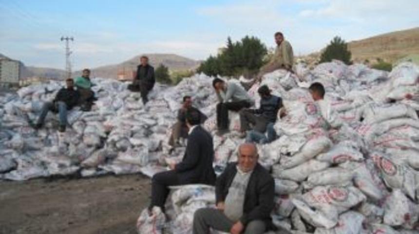 Derik'te 2 Bin Aileye K&ouml;m&uuml;r Yardımı