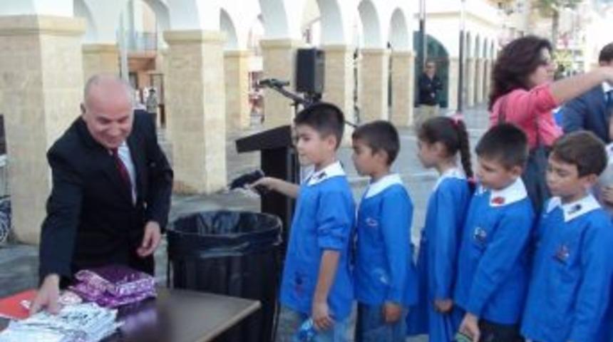 Marmaris'te &Ccedil;ocuklar Silahını Bırakıp Kitap Aldı