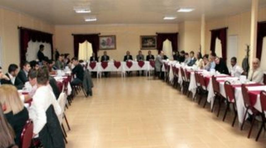 Rekt&ouml;r &Ouml;zcan Yabancı &Ouml;ğrencilerle Bir Araya Geldi